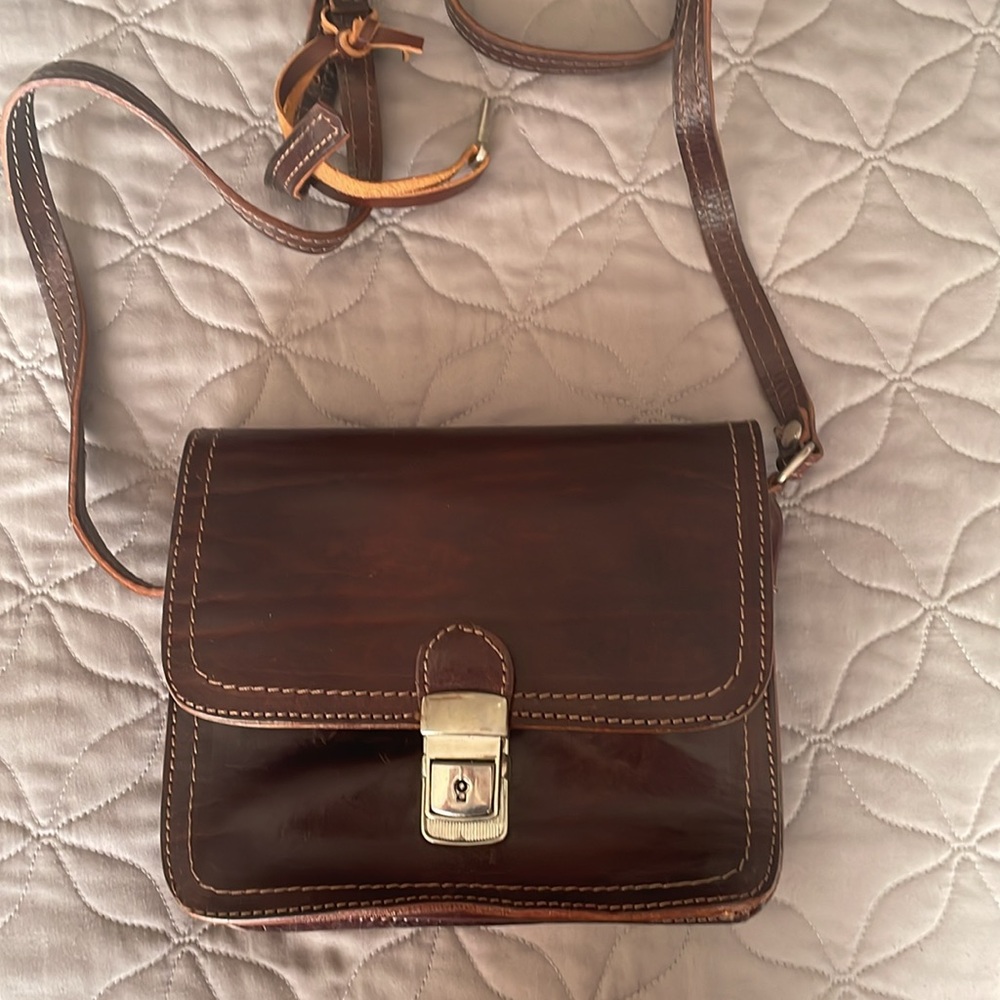 Crossbody Made in Italy leather bag with lock